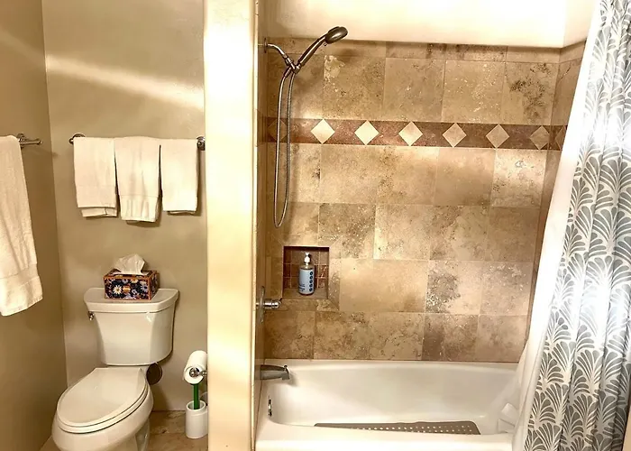 Holiday home Avenida Panorama — Luxury Foothills Estate | Golf Sim + Pool | Sleeps 12 Tucson