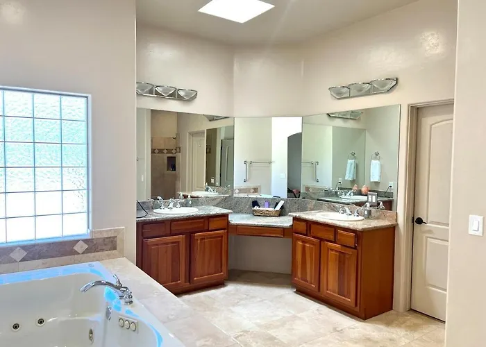 Avenida Panorama — Luxury Foothills Estate | Golf Sim + Pool | Sleeps 12 Holiday home